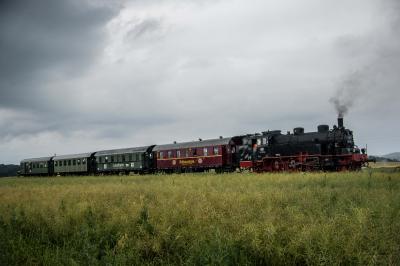 Geislingen-Waldstetten: Dampfzug erwischt an unbeschranktem Bahnuebergang Pkw - 2 Verletzte